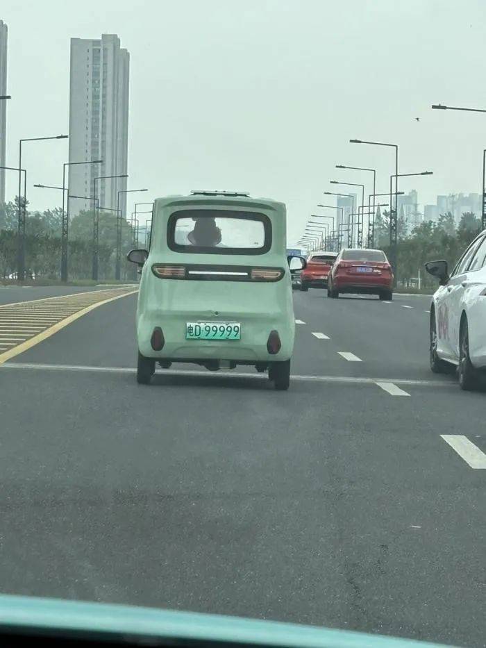 在机动车道◇‍翡翠湾到花溪公馆道路存在安